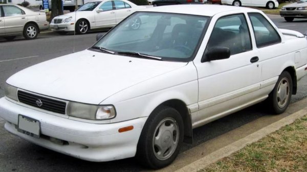 Период на производство: 1991-1994 г.
Той е компактен, лек и гъвкав. B13 Sentra SE-R става огромен хит, когато Nissan го пуска на пазара през 1991 г.
Това е малък автомобил с две врати, който предлага голяма производителност. Въпреки че не е в списъка с желания на днешните автомобилни ентусиасти, Nissan B13 Sentra SE-R е екземпляр, обичан от пуристите.
Под капака на това спортно купе има четирицилиндров двигател SR20DE със 140 конски сили (к.с.) и 132 Hm въртящ момент. Този легендарен двигател е съчетан с петстепенна ръчна скоростна кутия.
С тегло от само 1120 кг, автомобилът ускорява от 0 до 100 км/ч за около 7,5 секунди. Освен заради своята бързина, Nissan Sentra SE-R е обичан заради управлението,  като е способен да преодолява завоите бързо и твърдо.
